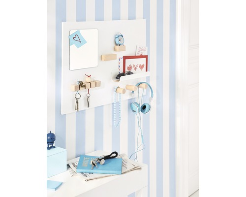 Wandorganizer mit Ablagefächern, Spiegel, Haken und Dekoration an gestreifter Wand