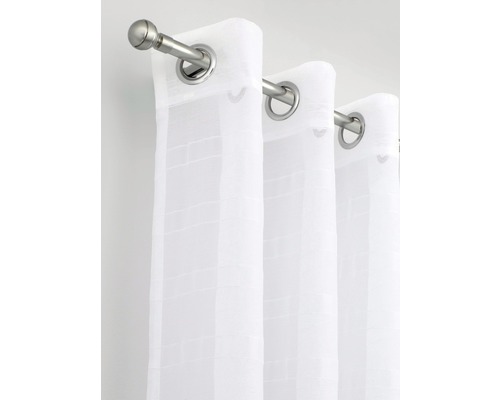 Weiße Gardine mit Ösen an einer Gardinenstange