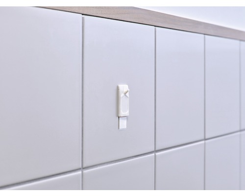 Selbstklebender Haken an einer gefliesten Wand