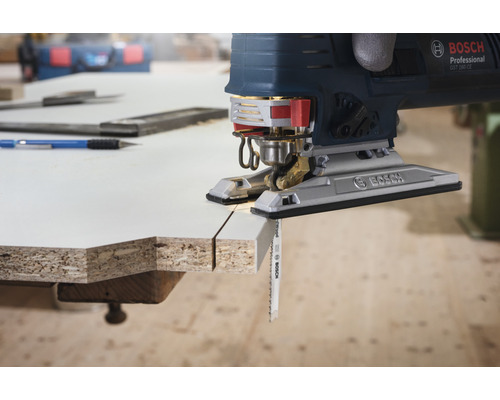 Bosch Stichsäge beim Sägen eines Werkstücks.