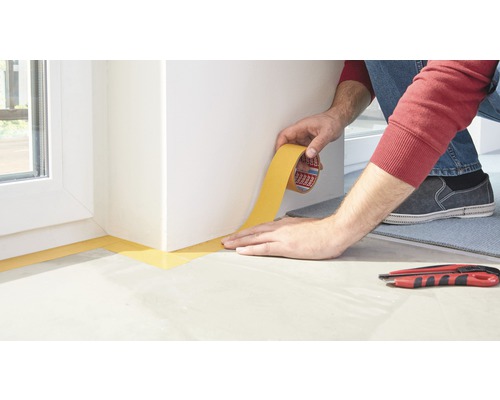 Abdeckband wird an Wand und Boden angebracht