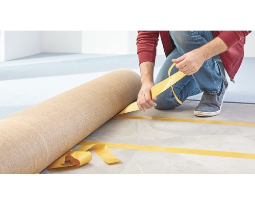 Rolle Teppichboden wird mit doppelseitigem Klebeband verlegt
