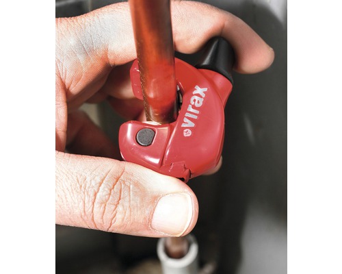 Rohrabschneider im Einsatz zum Schneiden eines Rohrs der Marke Virax