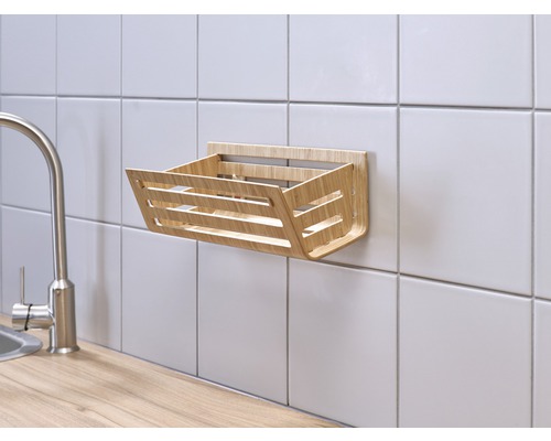 Wandkorb aus Bambus im Küchenbereich, zur Aufbewahrung von Küchenutensilien