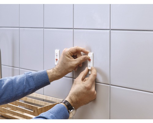 Montage von zwei Klebehaken auf Fliesen an der Wand