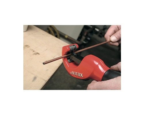 Rohrabschneider schneidet Kupferrohr