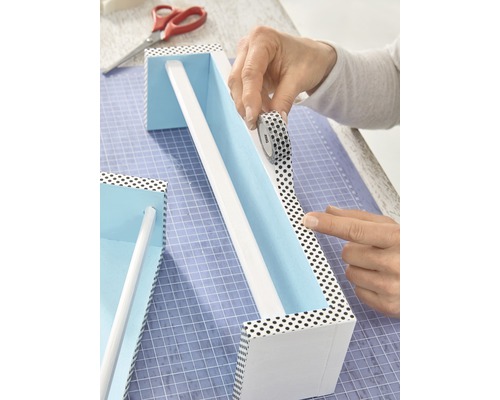 Dekorieren einer Wandgarderobe mit Dekoband