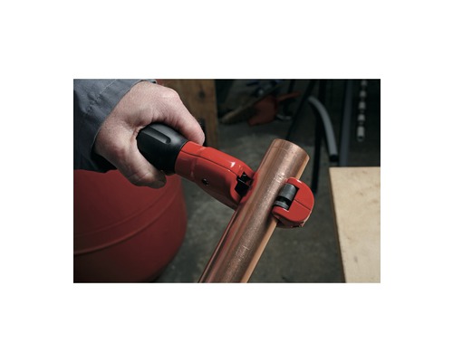 Rohrabschneider im Einsatz an einem Kupferrohr