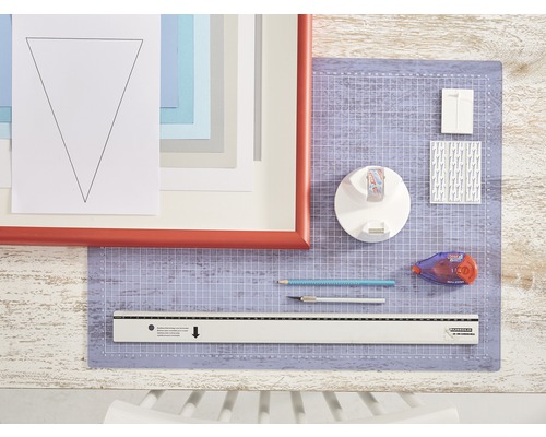 Bastelutensilien wie Schneidematte, Lineal, Stifte, Papier und Kleber für Bastelarbeiten