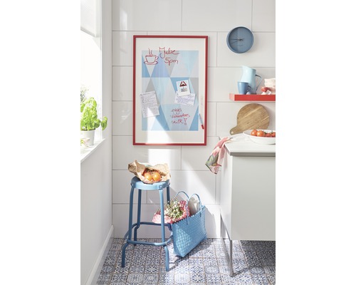 Helle Küche mit Dekorationen, Sitzhocker und beschreibbarer Magnettafel