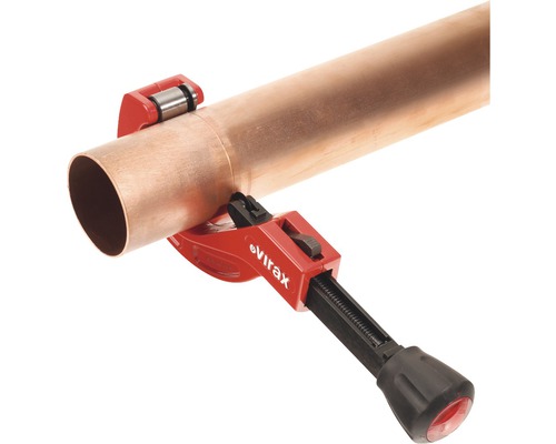 Rohrabschneider im Einsatz an einem Kupferrohr.