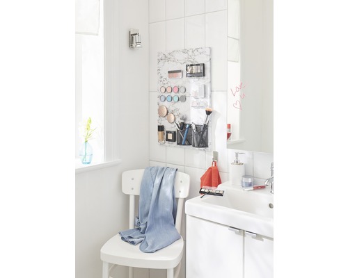 Helles Badezimmer mit Waschbecken, Spiegel und weißem Stuhl mit Handtuch