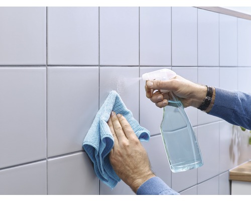 Reinigung von Fliesen mit Sprühflasche und Tuch