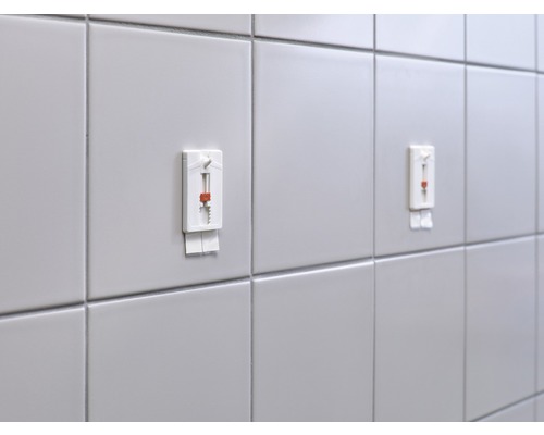 Fliesenwand mit zwei angebrachten Fliesen Nivelliersystemen