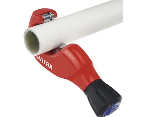 Rohrabschneider mit einer weißen Kunststoffleitung