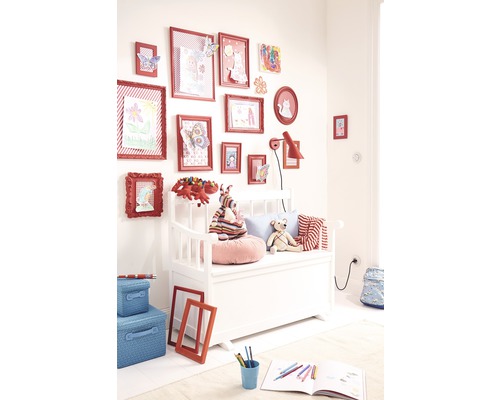 Kinderzimmer mit Banktruhe, dekoriert mit Bilderrahmen und Spielzeug