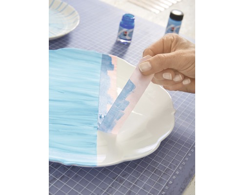 Bemalen eines Tellers mit Farbe und Klebeband