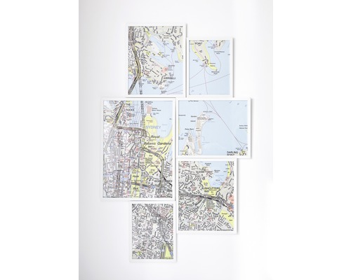 Mehrere gerahmte Karten von Sydney, Australien, sind an einer Wand angebracht.