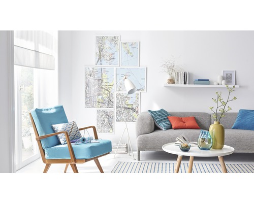 Helles Wohnzimmer mit Sessel, Sofa, Stehlampe, Couchtisch und Wanddekoration