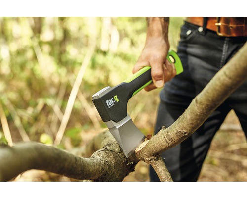 Axt zum Hacken von Holz mit for_q Logo