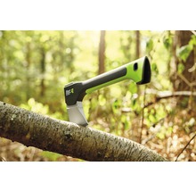 Axt beim Hacken von Holz im Freien