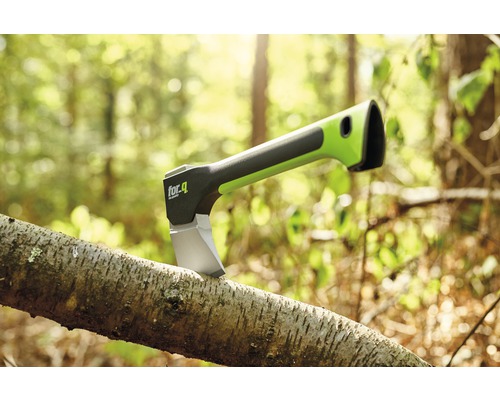 Axt beim Hacken von Holz im Freien