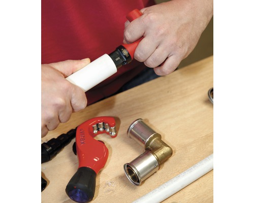 Rohrverbindungen mit Werkzeug und Fittingen.