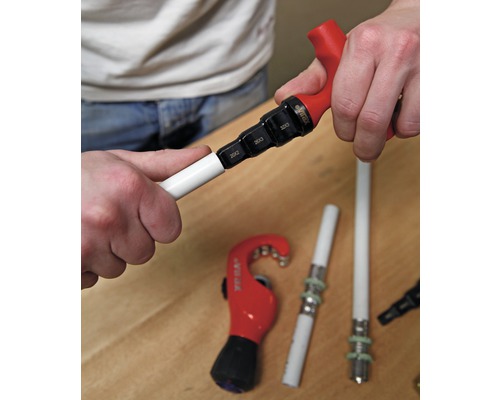 Rohrschneider im Einsatz zum Zuschneiden eines Rohres