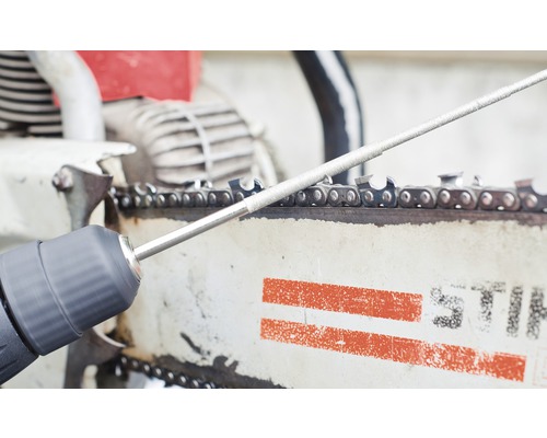 Schärfen einer Kettensäge mit einer Bohrmaschine und einer Schärfeinheit