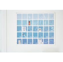 Wandkalender mit blauen Fächern zur Terminplanung
