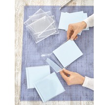 Bastelszene mit Schneidebrett, Cutter und transparenten Acryl Stempelblöcken