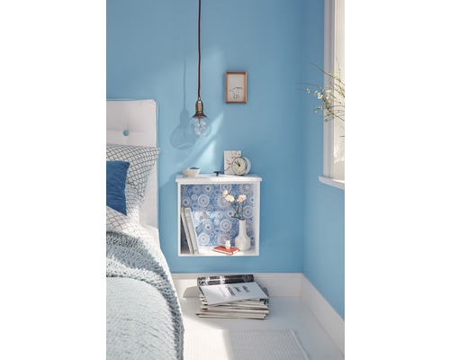 Dekoratives Schlafzimmer mit Bett und weißem Wandschrank