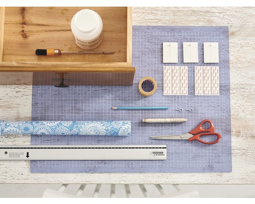 Werkutensilien zum Basteln und Dekorieren auf einer Arbeitsfläche arrangiert.