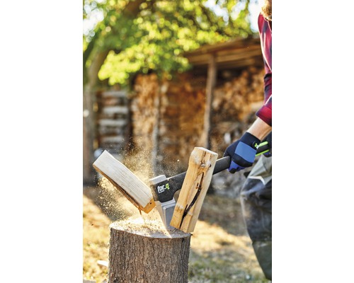 Holzspalter im Einsatz beim Spalten von Holzstämmen auf einem Holzscheit