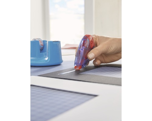 Anwendung eines Kleberrollers auf Papier mit einer Halterung für den Kleberoller