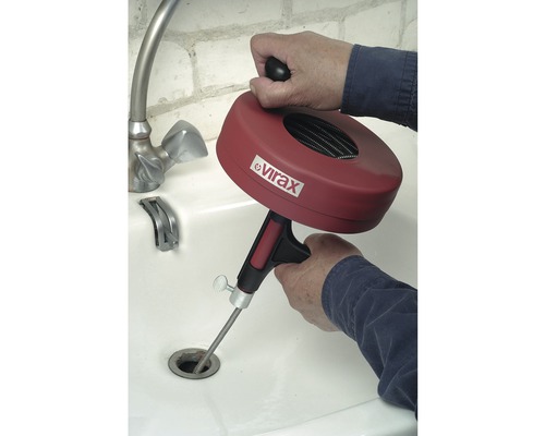 Abflussspirale im Einsatz in einem Waschbecken zur Beseitigung von Verstopfungen