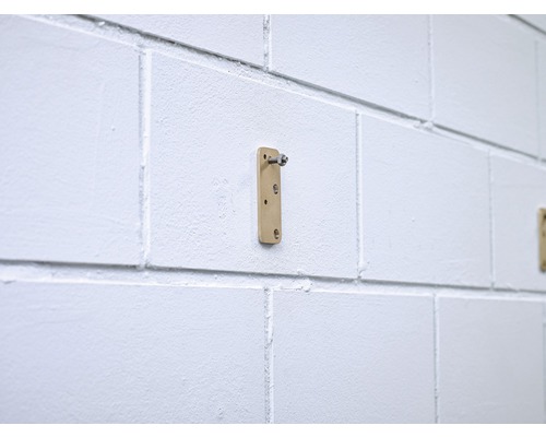 Befestigungsplatte aus Metall an einer Wand