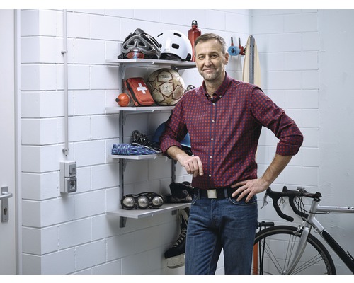 Organisierter Kellerraum mit Regalen, Fahrrad und Sportartikeln.