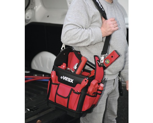 Mann mit Virax Werkzeugtasche mit Werkzeugen und Wasserwaage