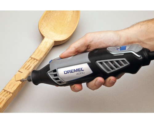 Dremel 4000 Multifunktionswerkzeug beim Bearbeiten eines Holzlöffels