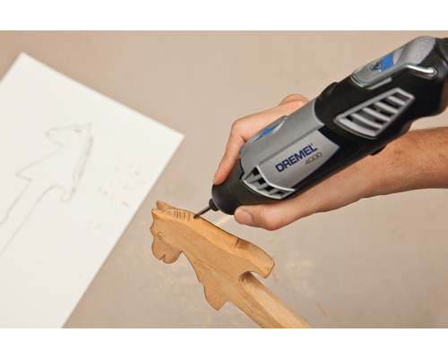Dremel 4000 Multifunktionswerkzeug beim Bearbeiten eines Holzpferds