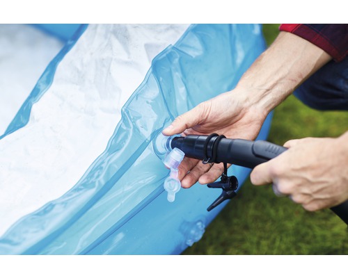 Eine Person pumpt einen Pool auf.