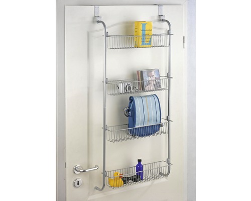 Über der Tür hängendes Aufbewahrungsregal mit vier Drahtkörben zur Aufbewahrung verschiedener Gegenstände.