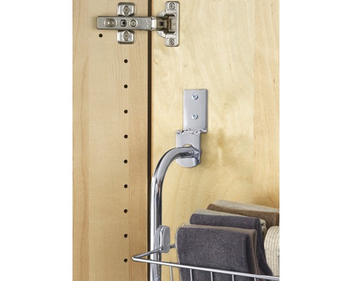 Schrankinnenausstattung mit Türscharnier und ausziehbarem Kleiderkorb