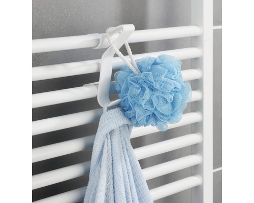 Handtuchhalter an einem Heizkörper mit Handtuch und Badeschwamm