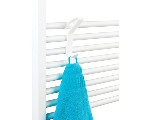 Handtuch hängt an einem Handtuchhaken auf einem Heizkörper