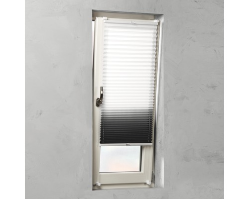 Fenster mit halb geöffnetem Faltrollo für Sonnenschutz