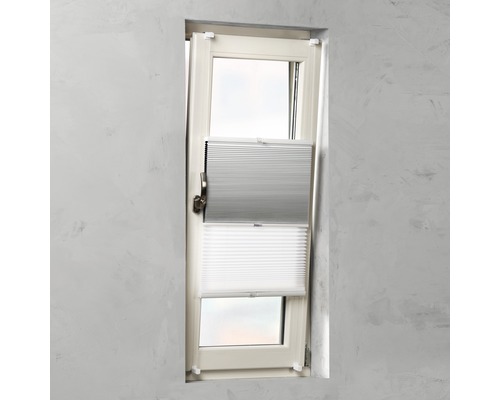 Fenster mit grauem und weissem Plissee