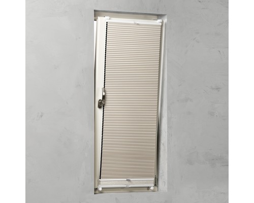 Plissee angebracht an einem Fenster.