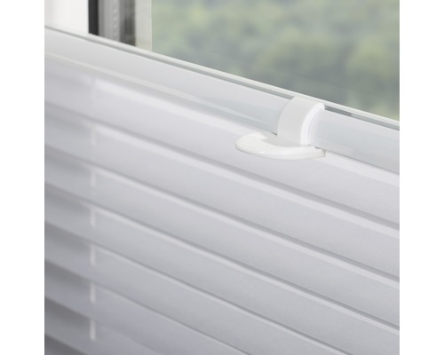 Nahaufnahme von weißen Jalousien mit Bedienungsstab zur Fensterdekoration